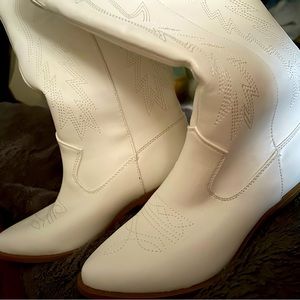 White cowgirl boots, size 6, don’t have the og box, perfect condition never worn